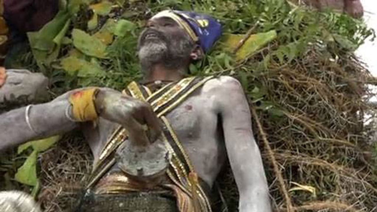 ಜಯಲಲಿತಾ ಚೇತರಿಕೆಗೆ ಪ್ರಾರ್ಥಿಸಿ ಮುಳ್ಳಿನ ಮೇಲೆ ಮಲಗಿದ ಅಭಿಮಾನಿ ಜಯಲಲಿತಾ ಚೇತರಿಕೆಗೆ ಪ್ರಾರ್ಥಿಸಿ ಮುಳ್ಳಿನ ಮೇಲೆ ಮಲಗಿದ ಅಭಿಮಾನಿ