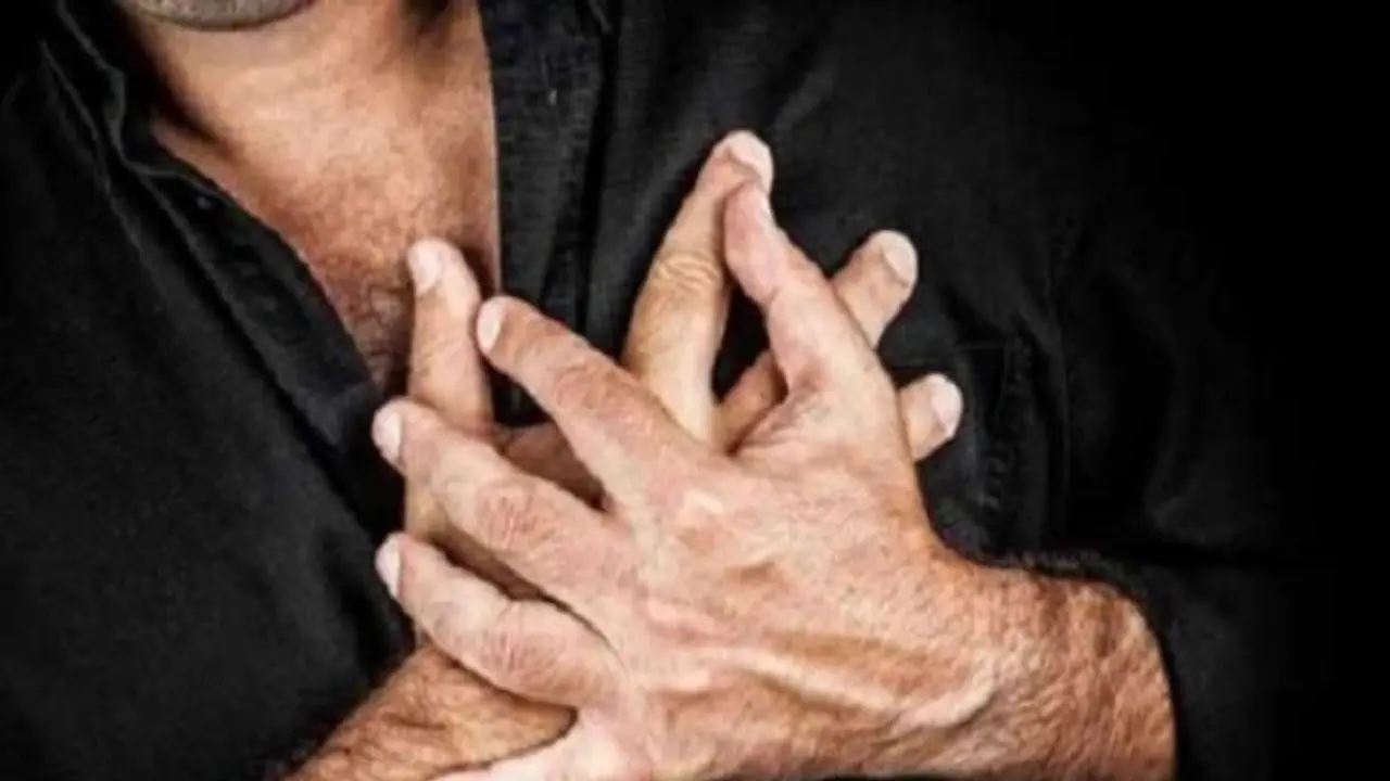 நெஞ்சு வலி ஏற்பட்டவருக்கு இந்த முதலுதவிகளை செய்து காப்பாற்றலாம்… நெஞ்சு வலி ஏற்பட்டவருக்கு இந்த முதலுதவிகளை செய்து காப்பாற்றலாம்…