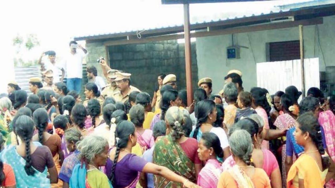 பெண்கள் நடமாட்டம் இருக்கும் பகுதியில் சாராயக் கடையா? மூடக்கோரி மக்கள் போராட்டம்; பெண்கள் நடமாட்டம் இருக்கும் பகுதியில் சாராயக் கடையா? மூடக்கோரி மக்கள் போராட்டம்;