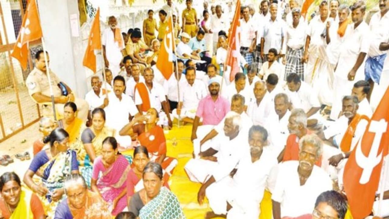உடனே பயிர்க் காப்பீட்டு தொகையை வழங்க வலியுறுத்தி மார்க்சிஸ்ட் கம்யூனிஸ்டு கட்சியினர் போராட்டம்...