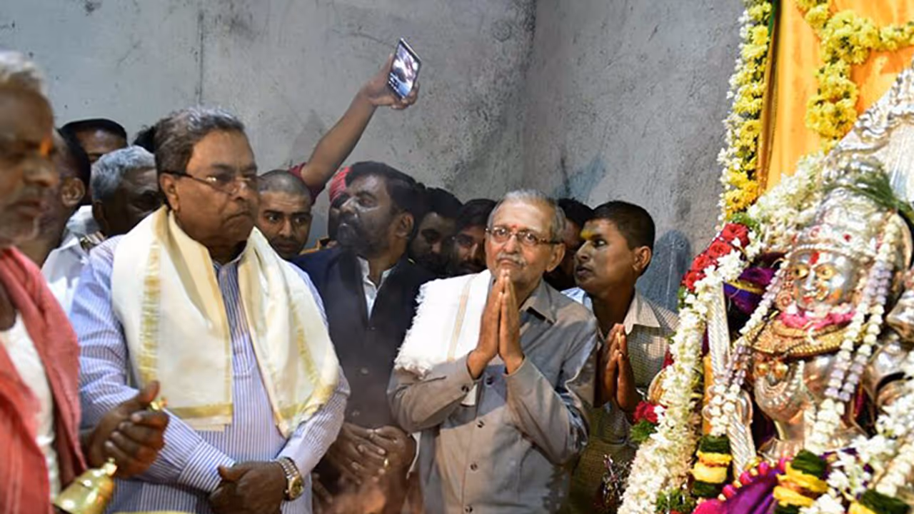 ದೇಗುಲ ದರ್ಶನ ಮುಂದುವರಿಸಿದ ಸಿದ್ದರಾಮಯ್ಯ ದೇಗುಲ ದರ್ಶನ ಮುಂದುವರಿಸಿದ ಸಿದ್ದರಾಮಯ್ಯ