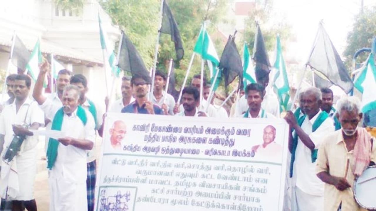 மத்திய, மாநில அரசுகளுக்கு மக்கள் யாரும் வரி செலுத்தக் கூடாது தண்டோரா போட்டு விவசாயிகள் போராட்டம்... மத்திய, மாநில அரசுகளுக்கு மக்கள் யாரும் வரி செலுத்தக் கூடாது தண்டோரா போட்டு விவசாயிகள் போராட்டம்...