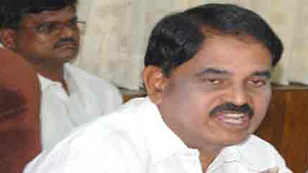 భార్య సమాధి వద్ద కుప్పకూలిన పల్లె రఘునాథ రెడ్డి భార్య సమాధి వద్ద కుప్పకూలిన పల్లె రఘునాథ రెడ్డి