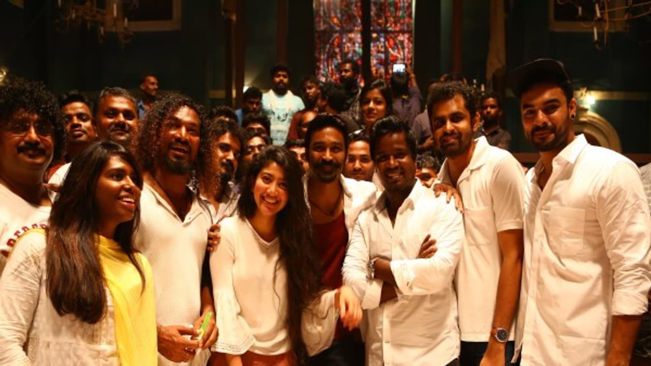 தனுஷுடன் பிறந்த நாள் கொண்டாடிய நடிகை சாய் பல்லவி...! தனுஷுடன் பிறந்த நாள் கொண்டாடிய நடிகை சாய் பல்லவி...!