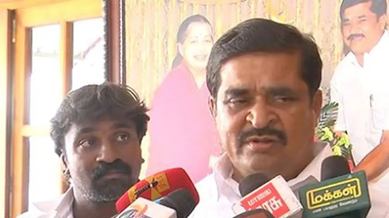 MLA Aaru Kutty leaves O Paneerselvam's camp, to join Palaniswami's faction? MLA Aaru Kutty leaves O Paneerselvam's camp, to join Palaniswami's faction?