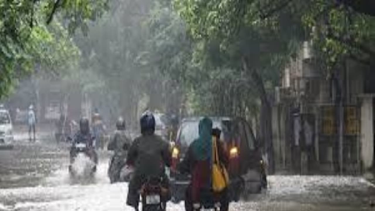 தமிழகத்தில் நாளை "டமால் டிமில்னு" இடியுடன் கூடிய மழை பெய்யுமாம்..! தமிழகத்தில் நாளை "டமால் டிமில்னு" இடியுடன் கூடிய மழை பெய்யுமாம்..!