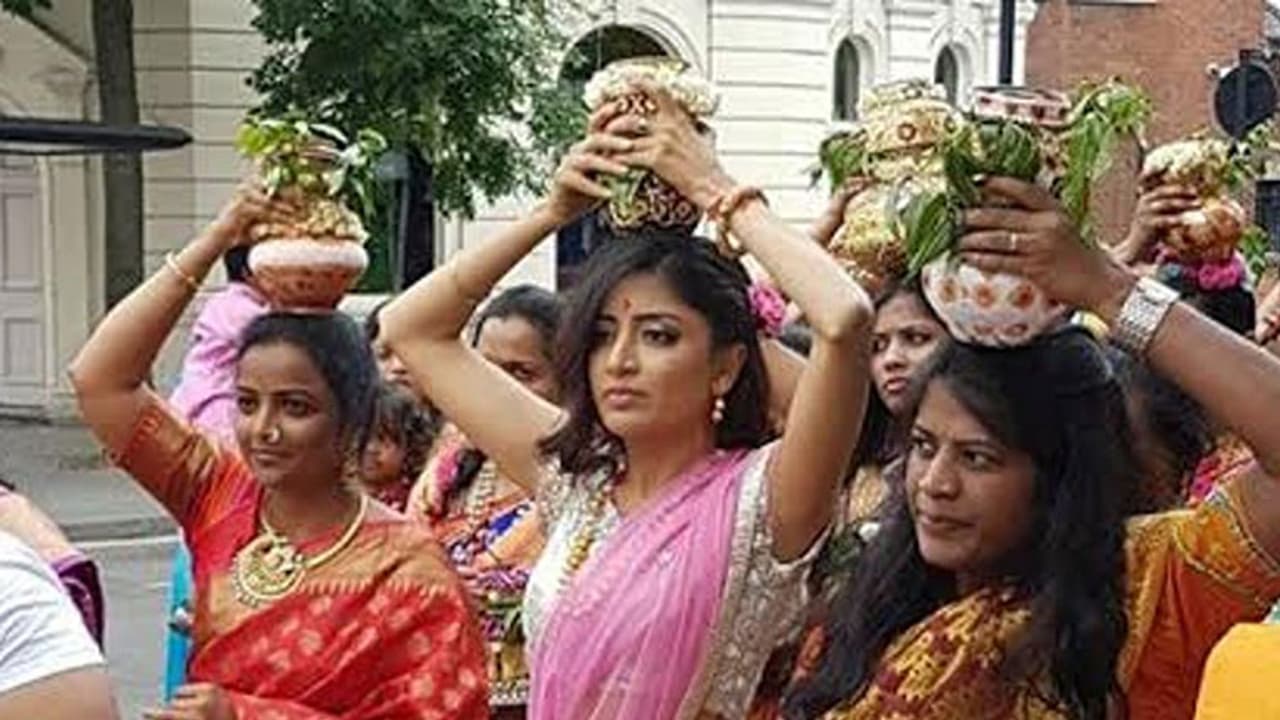 లండన్ లో తెలంగాణ బోనమెత్తిన సినీ నటి పూనమ్ కౌర్ లండన్ లో తెలంగాణ బోనమెత్తిన సినీ నటి పూనమ్ కౌర్