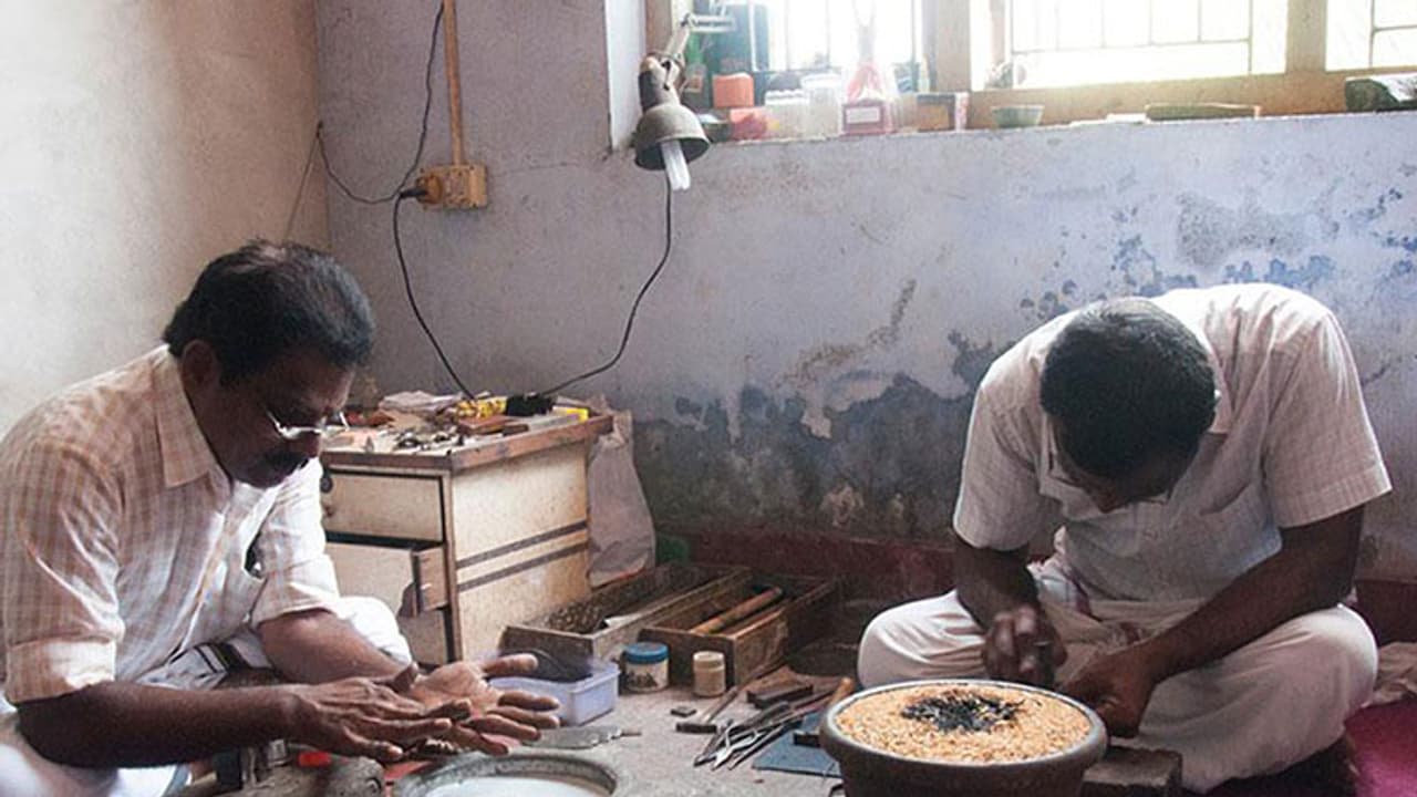 കുലത്തൊഴില് ഉപേക്ഷിക്കാന് നിര്ബന്ധിതരായി പരമ്പരാഗത സ്വര്ണ്ണപണിക്കാര് കുലത്തൊഴില് ഉപേക്ഷിക്കാന് നിര്ബന്ധിതരായി പരമ്പരാഗത സ്വര്ണ്ണപണിക്കാര്