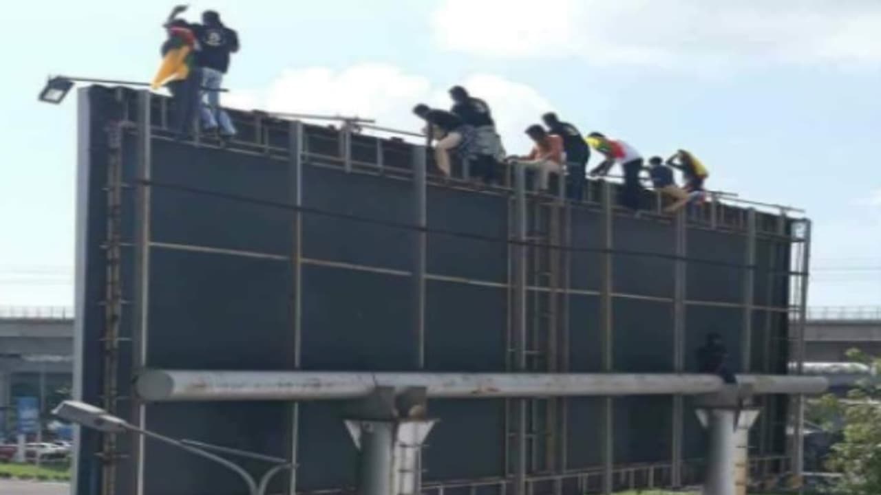 பிரதமர் மோடிக்கு வலுக்கும் எதிர்ப்பு.. பேனர் மீது ஏறி தமிழக வாழ்வுரிமை கட்சியினர் போராட்டம்