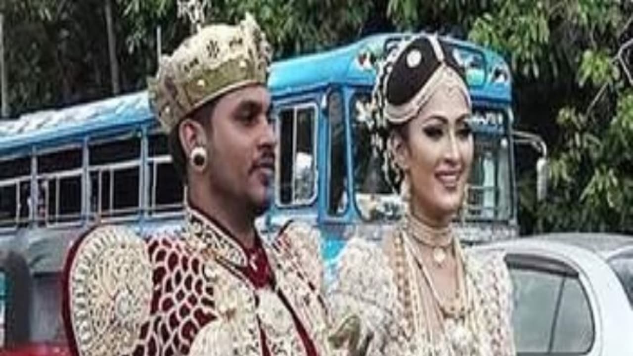 சேலையை தாங்கி பிடிக்க பள்ளி மாணவர்களை பயன்படுத்துவதா? புதுமணப்பெண்ணுக்கு வந்த சோதனை...! சேலையை தாங்கி பிடிக்க பள்ளி மாணவர்களை பயன்படுத்துவதா? புதுமணப்பெண்ணுக்கு வந்த சோதனை...!