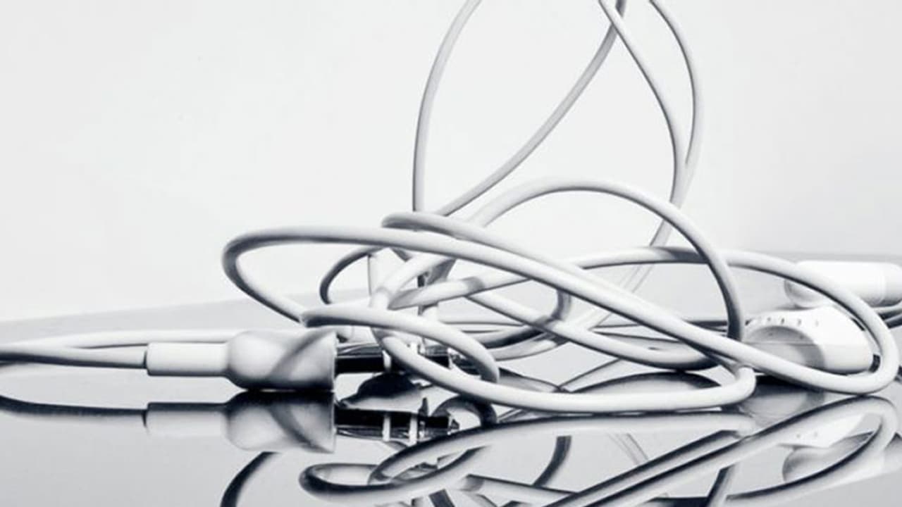 ഹെഡ്ഫോണ് പൊട്ടിത്തെറിച്ച് യുവതിക്ക് പരിക്ക് ഹെഡ്ഫോണ് പൊട്ടിത്തെറിച്ച് യുവതിക്ക് പരിക്ക്