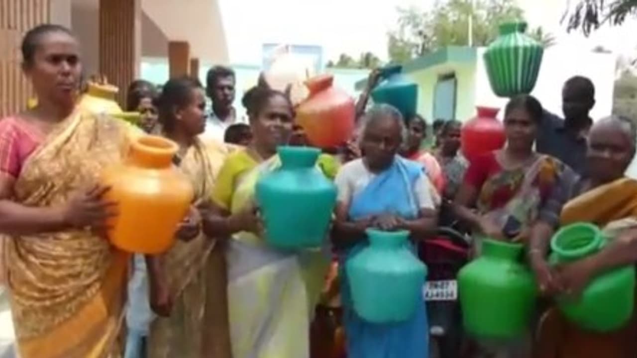 குடிநீர் கேட்டு மாநகராட்சி முற்றுகை ஏராளமான பெண்கள் காலிக்குடங்களுடன் போராட்டம்... குடிநீர் கேட்டு மாநகராட்சி முற்றுகை ஏராளமான பெண்கள் காலிக்குடங்களுடன் போராட்டம்...