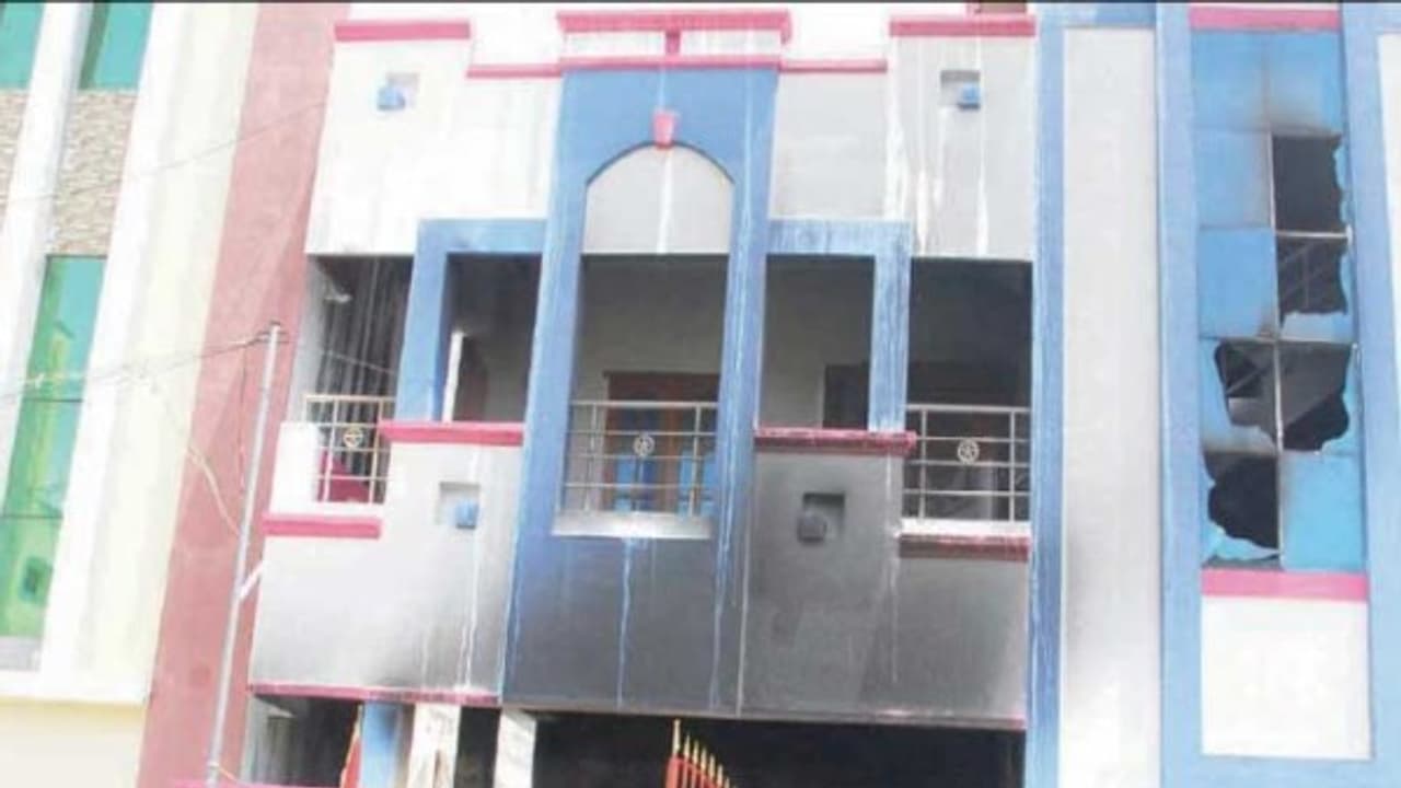 வீட்டின் முன்பு நிறுத்தப்பட்டிருந்த கார் திடீரென தீப்பிடித்து எரிந்ததால் பரபரப்பு; போலீஸ் தீவிர விசாரணை... வீட்டின் முன்பு நிறுத்தப்பட்டிருந்த கார் திடீரென தீப்பிடித்து எரிந்ததால் பரபரப்பு; போலீஸ் தீவிர விசாரணை...