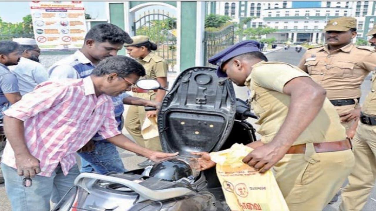குறைதீர் கூட்டத்திற்கு மனுவோட வருவாங்கனு பார்த்தால், மண்ணெண்ணெயோட வராங்க; குறைதீர் கூட்டத்திற்கு மனுவோட வருவாங்கனு பார்த்தால், மண்ணெண்ணெயோட வராங்க;