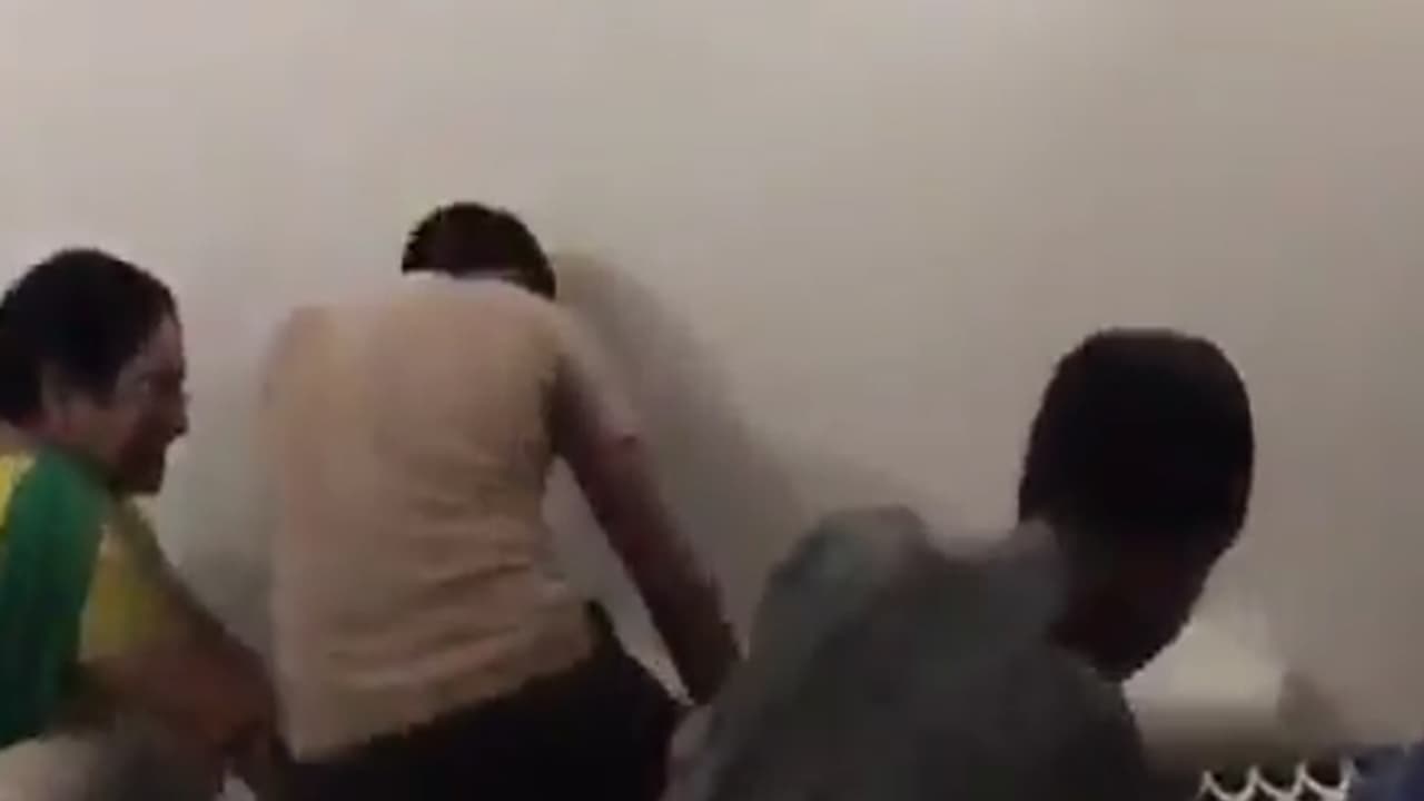 (ವಿಡಿಯೋ) ಸಿಕ್ಕಿ ಬಿದ್ದ ನಕಲಿ ಆದಾಯ ತೆರಿಗೆ ಅಧಿಕಾರಿಗಳಿಗೆ ಬಿತ್ತು ಸಿಕ್ಕಾಪಟ್ಟೆ ಗೂಸಾ (ವಿಡಿಯೋ) ಸಿಕ್ಕಿ ಬಿದ್ದ ನಕಲಿ ಆದಾಯ ತೆರಿಗೆ ಅಧಿಕಾರಿಗಳಿಗೆ ಬಿತ್ತು ಸಿಕ್ಕಾಪಟ್ಟೆ ಗೂಸಾ