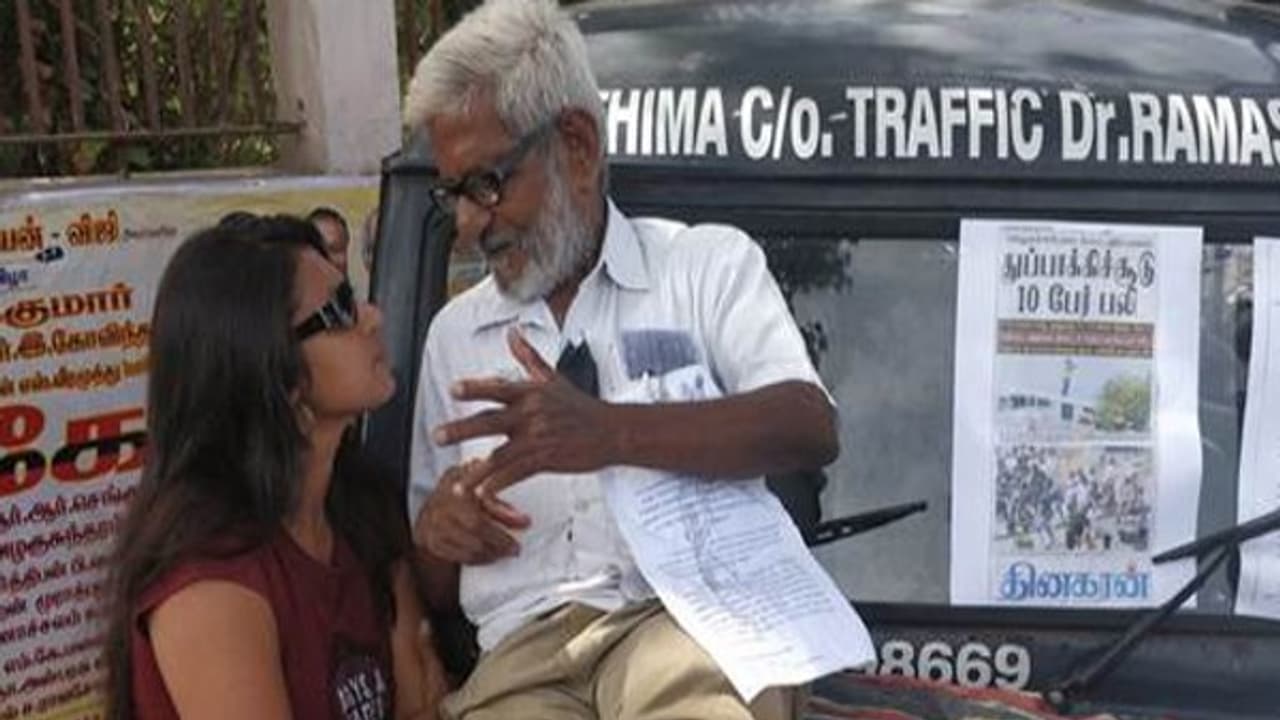 "நேர்மையான போராட்டம் வெற்றிபெற வாழ்த்து சொன்னேன்..." டிராபிக் ராமசாமியை சந்தித்த நடிகை கஸ்தூரி "நேர்மையான போராட்டம் வெற்றிபெற வாழ்த்து சொன்னேன்..." டிராபிக் ராமசாமியை சந்தித்த நடிகை கஸ்தூரி