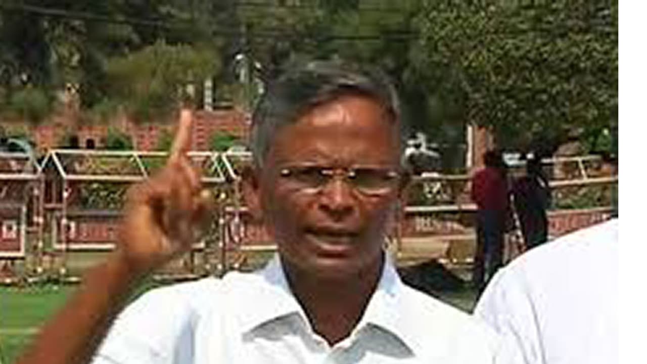 బాబుకి ఫిరాయింపుల తలనొప్పి, గుట్టువిప్పుతున్న వైసీపీ: మెున్న మంత్రి జయరాం, నేడు వరప్రసాద్ బాబుకి ఫిరాయింపుల తలనొప్పి, గుట్టువిప్పుతున్న వైసీపీ: మెున్న మంత్రి జయరాం, నేడు వరప్రసాద్