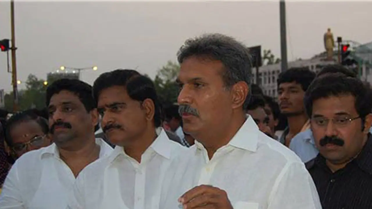 ఎవరయ్యా చిన్ని ..  ఎంపీనా, ఎమ్మెల్యేనా .. చంద్రబాబు కోసమే భరిస్తున్నా :  సోదరుడిపై కేశినేని నాని ఫైర్