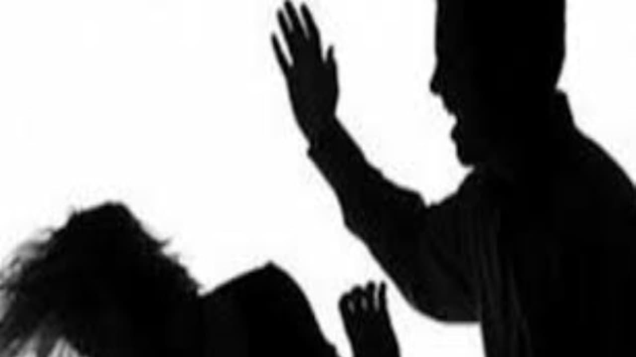 வேறொருவருடன் திருமணமா...! புதுமணப்பெண்ணை தாக்கிய காதலன் கைது...! வேறொருவருடன் திருமணமா...! புதுமணப்பெண்ணை தாக்கிய காதலன் கைது...!