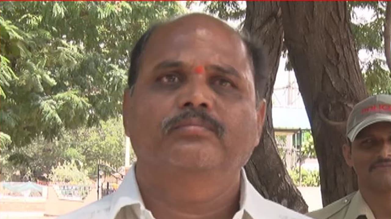 ಅಯೋಗ್ಯ ಆನಂದ್ ಸಿಂಗ್ಗೆ ಮತ ಹಾಕಬೇಡಿ ಎಂದ ಟಪಾಲ್ ಗಣೇಶ್ ಅಯೋಗ್ಯ ಆನಂದ್ ಸಿಂಗ್ಗೆ ಮತ ಹಾಕಬೇಡಿ ಎಂದ ಟಪಾಲ್ ಗಣೇಶ್