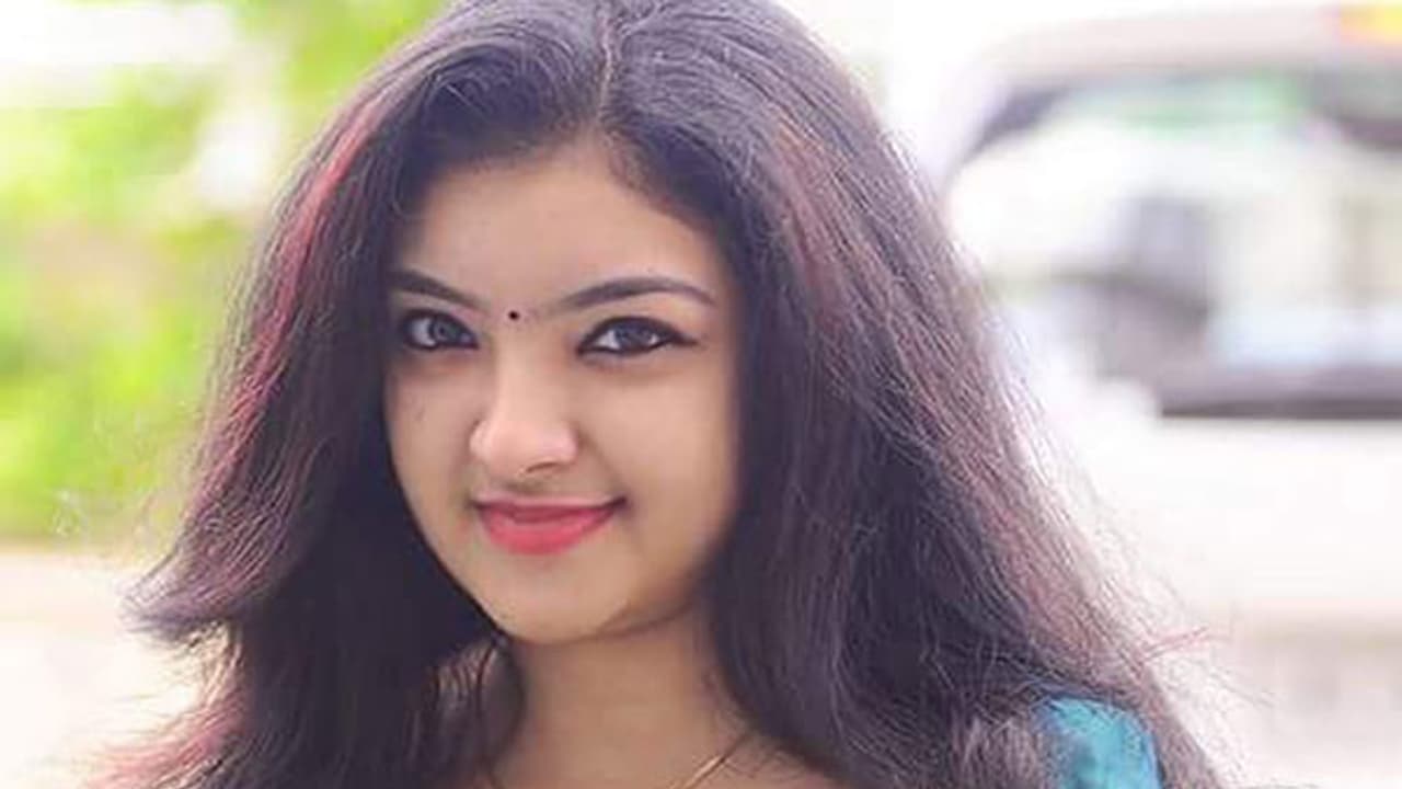 മാളവികയ്ക്ക് പ്ലസ് ടു പരീക്ഷയില് മിന്നും വിജയം മാളവികയ്ക്ക് പ്ലസ് ടു പരീക്ഷയില് മിന്നും വിജയം