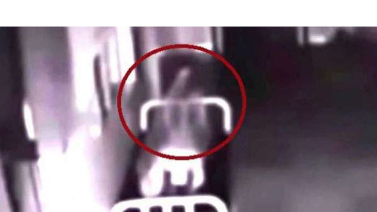 മരിച്ച യുവതിയുടെ ശരീരത്തില് നിന്നും പുറത്ത് പോകുന്നത് ആത്മാവോ? മരിച്ച യുവതിയുടെ ശരീരത്തില് നിന്നും പുറത്ത് പോകുന്നത് ആത്മാവോ?