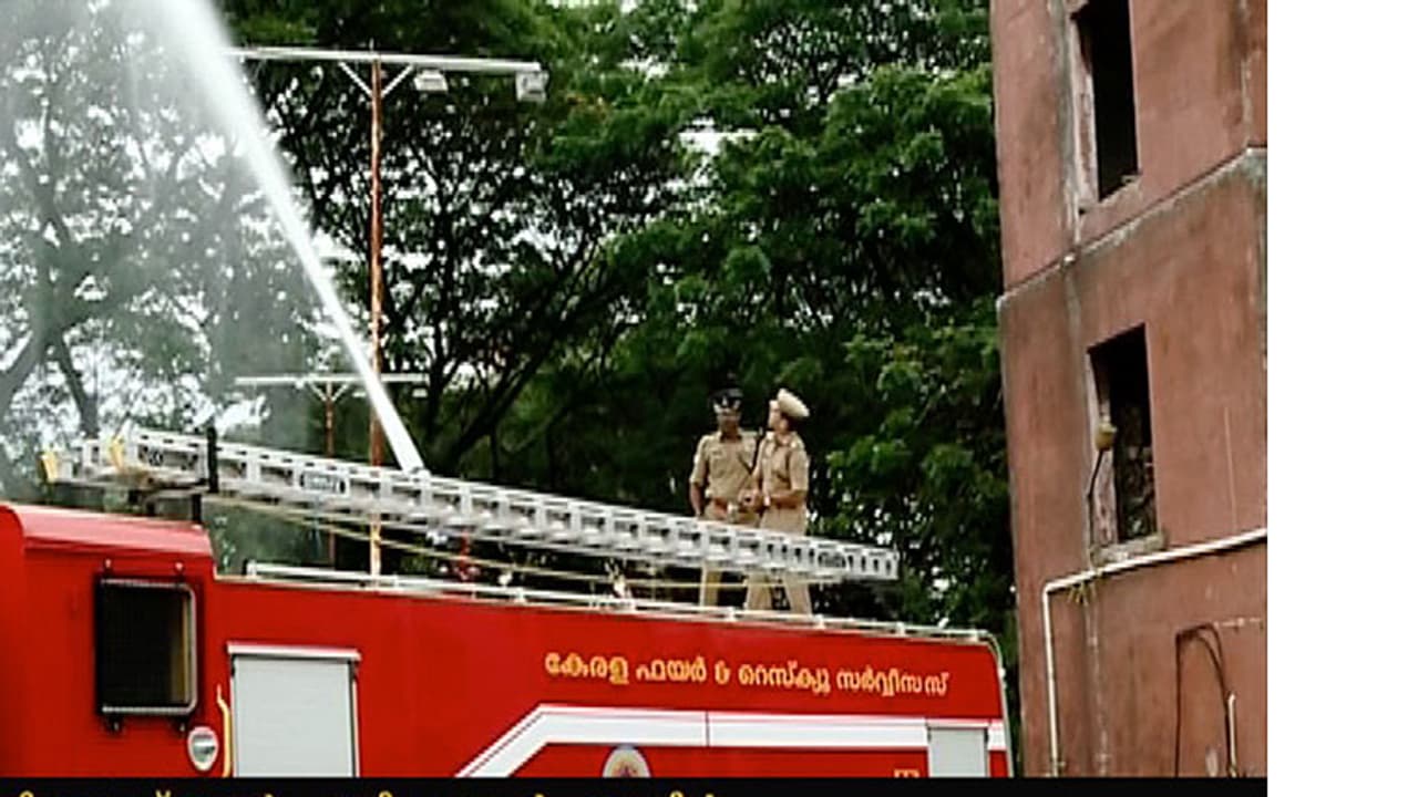 హైద్రాబాద్ ఆదర్శ్నగర్ ఎమ్మెల్యే క్వార్టర్స్లో అగ్ని ప్రమాదం: రంగంలోకి ఫైరింజన్లు హైద్రాబాద్ ఆదర్శ్నగర్ ఎమ్మెల్యే క్వార్టర్స్లో అగ్ని ప్రమాదం: రంగంలోకి ఫైరింజన్లు