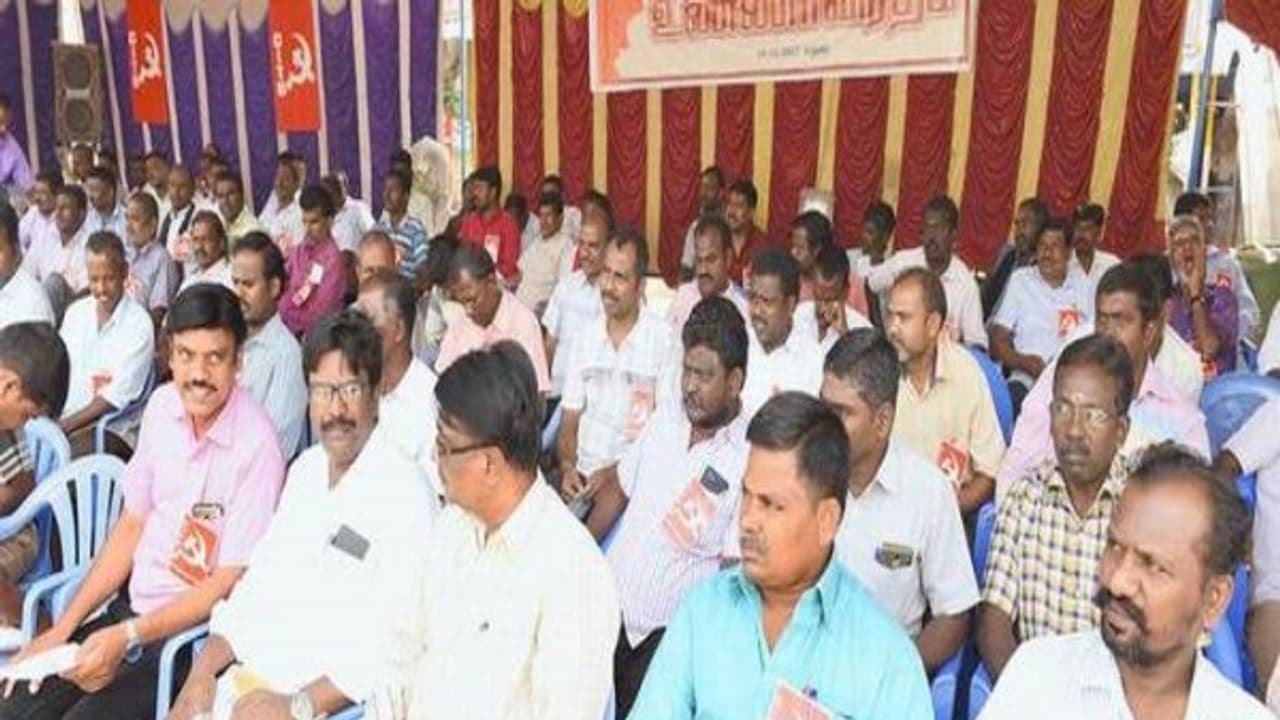 சம்பளம் போதாது.. உயர்த்தி கொடுங்க..! போராட்டத்தில் குதித்த டாஸ்மாக் ஊழியர்கள்!! சம்பளம் போதாது.. உயர்த்தி கொடுங்க..! போராட்டத்தில் குதித்த டாஸ்மாக் ஊழியர்கள்!!