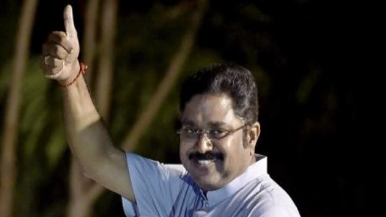 முட்டை வடிவில் அணுகுண்டு வெடிக்கும்! அதிமுக, இரட்டை இலையை அமமுக கைப்பற்றும்! டிடிவி தினகரன் முட்டை வடிவில் அணுகுண்டு வெடிக்கும்! அதிமுக, இரட்டை இலையை அமமுக கைப்பற்றும்! டிடிவி தினகரன்