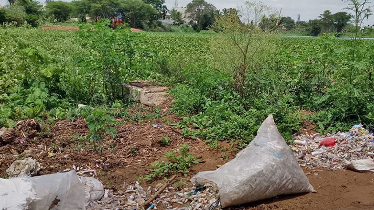കൊടഗില്‍ അലക്ഷ്യമായി വലിച്ചെറിഞ്ഞ മാലിന്യം സഞ്ചാരികളേക്കൊണ്ട് തന്നെ നീക്കം ചെയ്യിപ്പിച്ചു