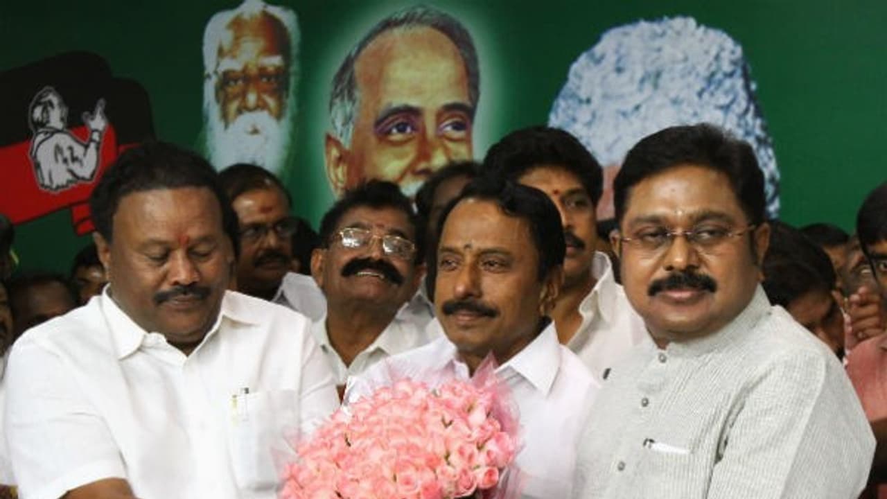 தினகரன் தனி ஆள் இல்லை! அவர் ஒரு பக்கா அ.தி.மு.க. காரர்: சான்றிதழ் வாசிப்பது தி.மு.க.வின் மாவட்ட செயலாளர். தினகரன் தனி ஆள் இல்லை! அவர் ஒரு பக்கா அ.தி.மு.க. காரர்: சான்றிதழ் வாசிப்பது தி.மு.க.வின் மாவட்ட செயலாளர்.