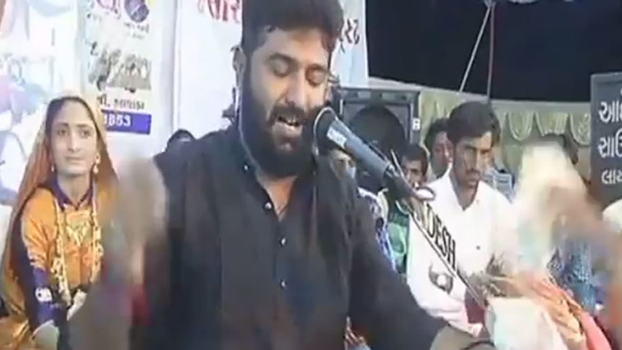 ഒരു ഭക്തിഗാനം; വേദിയില് പറന്ന് എത്തിയത് 50 ലക്ഷം രൂപ ഒരു ഭക്തിഗാനം; വേദിയില് പറന്ന് എത്തിയത് 50 ലക്ഷം രൂപ