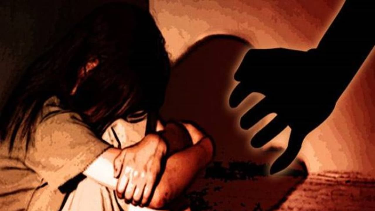 పూణెలో దారుణం మైనర్ బాలికలపై అత్యాచారం, ఒకరు మృతి పూణెలో దారుణం మైనర్ బాలికలపై అత్యాచారం, ఒకరు మృతి