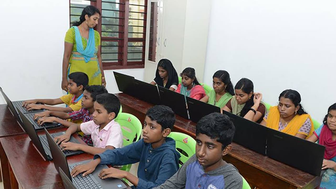 కాంగ్రెస్ ఎన్నికల హామీ... విద్యార్థులకు ఉచిత లాప్ ట్యాప్ కాంగ్రెస్ ఎన్నికల హామీ... విద్యార్థులకు ఉచిత లాప్ ట్యాప్