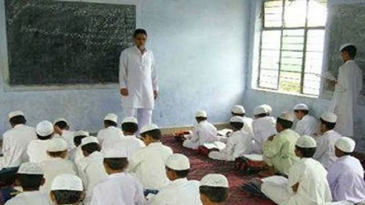 গায়ত্রী মন্ত্র পাঠ করেই এই মাদ্রাসায় দিন শুরু করে ছাত্রছাত্রীরা