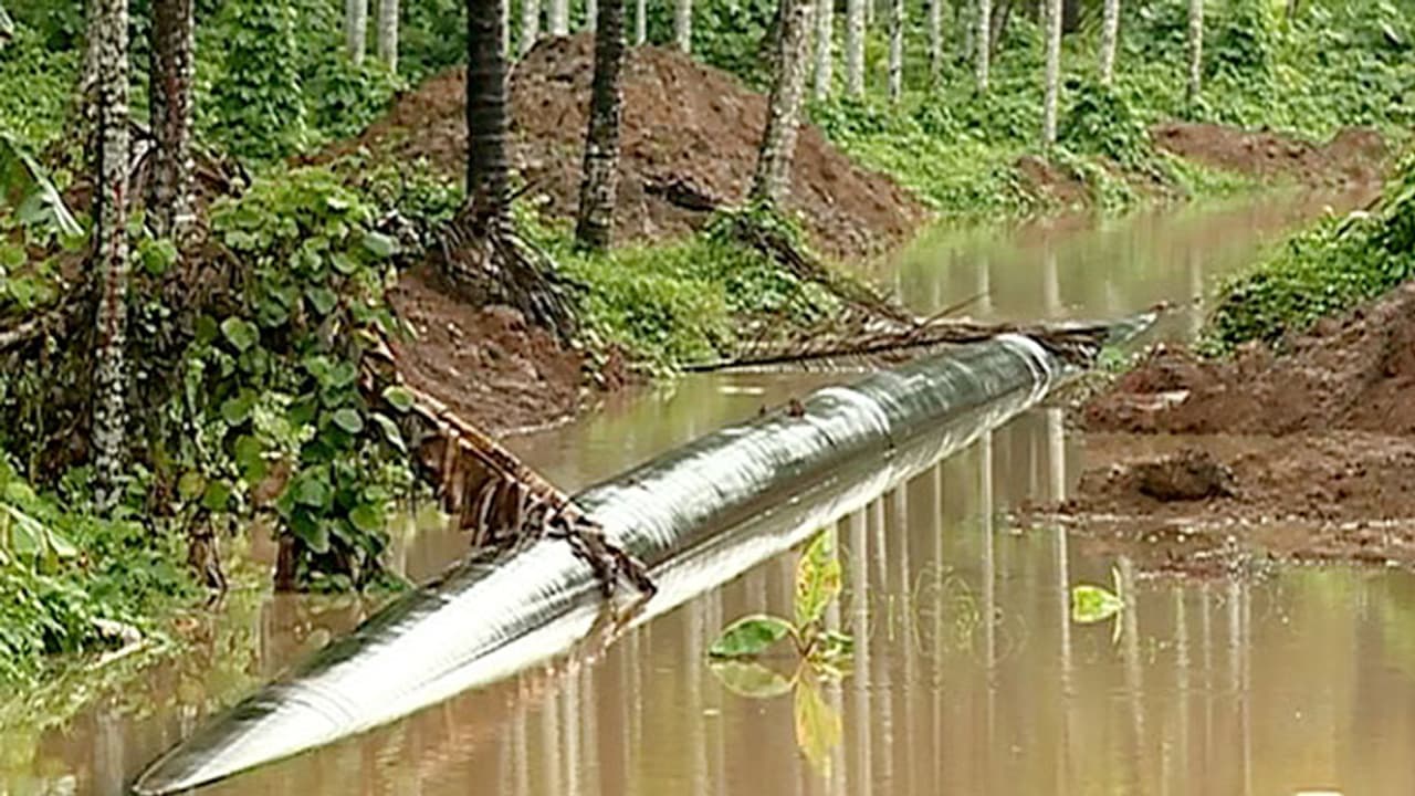 അപകടക്കെണിയൊരുക്കി ഗെയില് പൈപ്പ് ലൈന് കുഴികള്; 500 ഏക്കറോളം കൃഷിയിടം നശിച്ചു അപകടക്കെണിയൊരുക്കി ഗെയില് പൈപ്പ് ലൈന് കുഴികള്; 500 ഏക്കറോളം കൃഷിയിടം നശിച്ചു