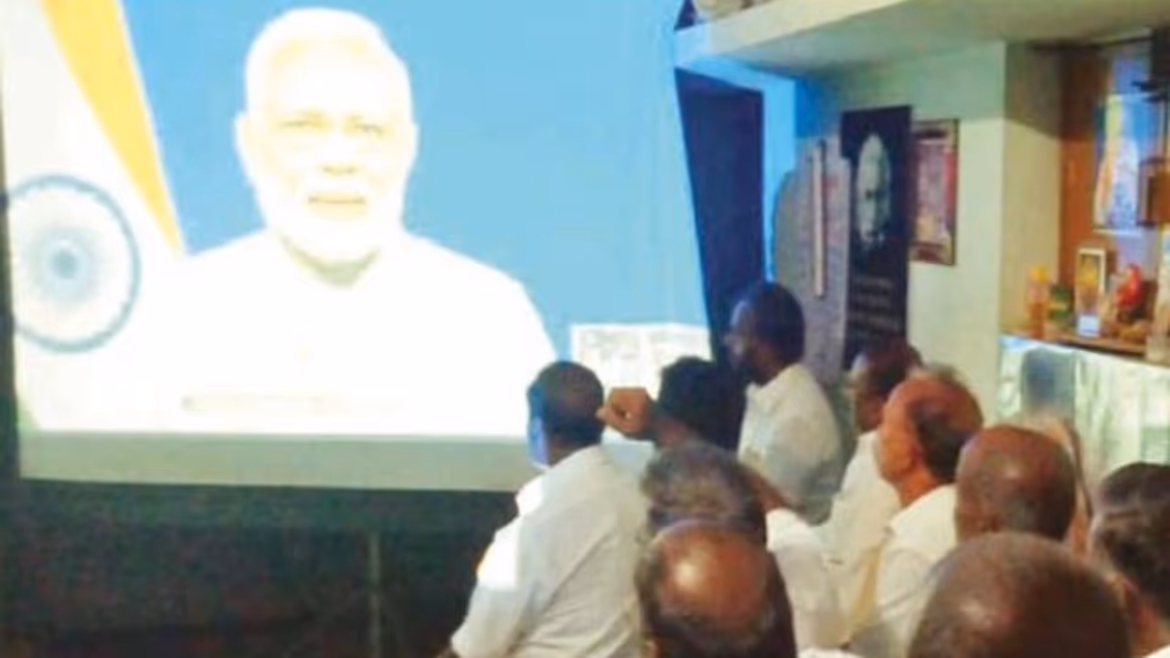 பயிர் காப்பீடு செய்வது மிகவும் அவசியம் சேலம் விவசாயிகளுக்கு பிரதமர் மோடி காணொளி காட்சி மூலம் அறிவுரை... பயிர் காப்பீடு செய்வது மிகவும் அவசியம் சேலம் விவசாயிகளுக்கு பிரதமர் மோடி காணொளி காட்சி மூலம் அறிவுரை...