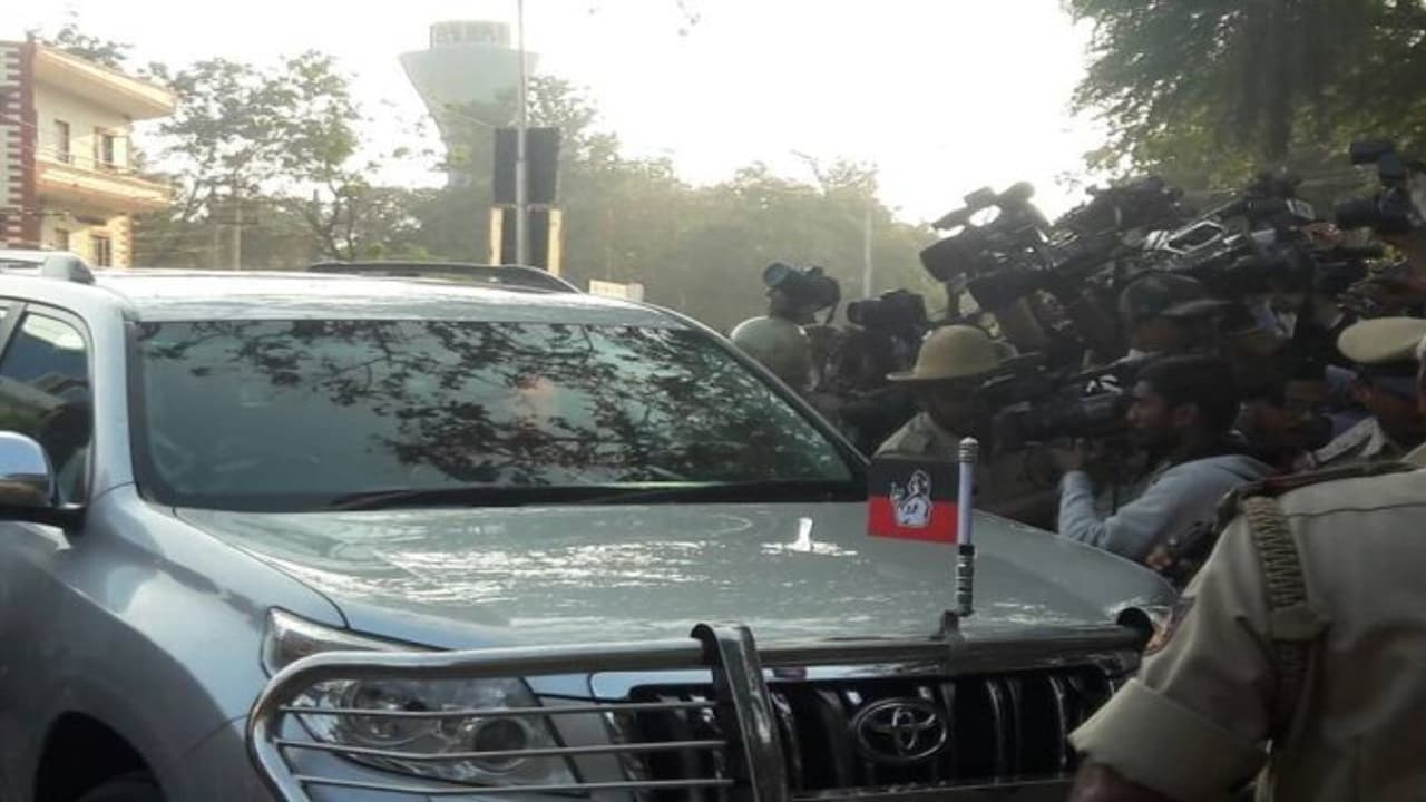 சரணடைந்தார் சசிகலா இன்று முதல் ஜெயில் வாழ்க்கை சரணடைந்தார் சசிகலா இன்று முதல் ஜெயில் வாழ்க்கை