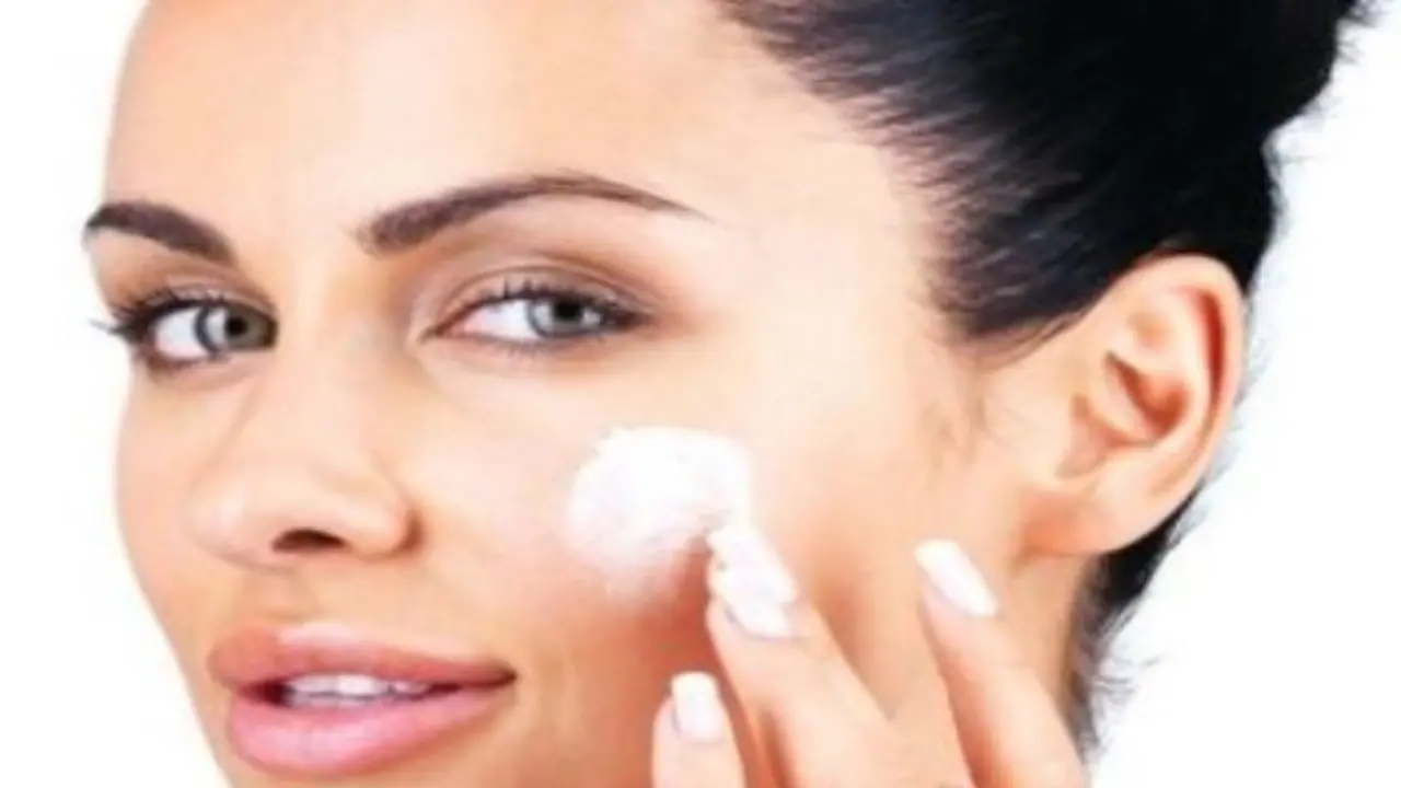 உங்களுக்குத் தெரியுமா? டூத் பேஸ்ட் கொண்டு முகப்பருவை சரி செய்யலாம்... உங்களுக்குத் தெரியுமா? டூத் பேஸ்ட் கொண்டு முகப்பருவை சரி செய்யலாம்...