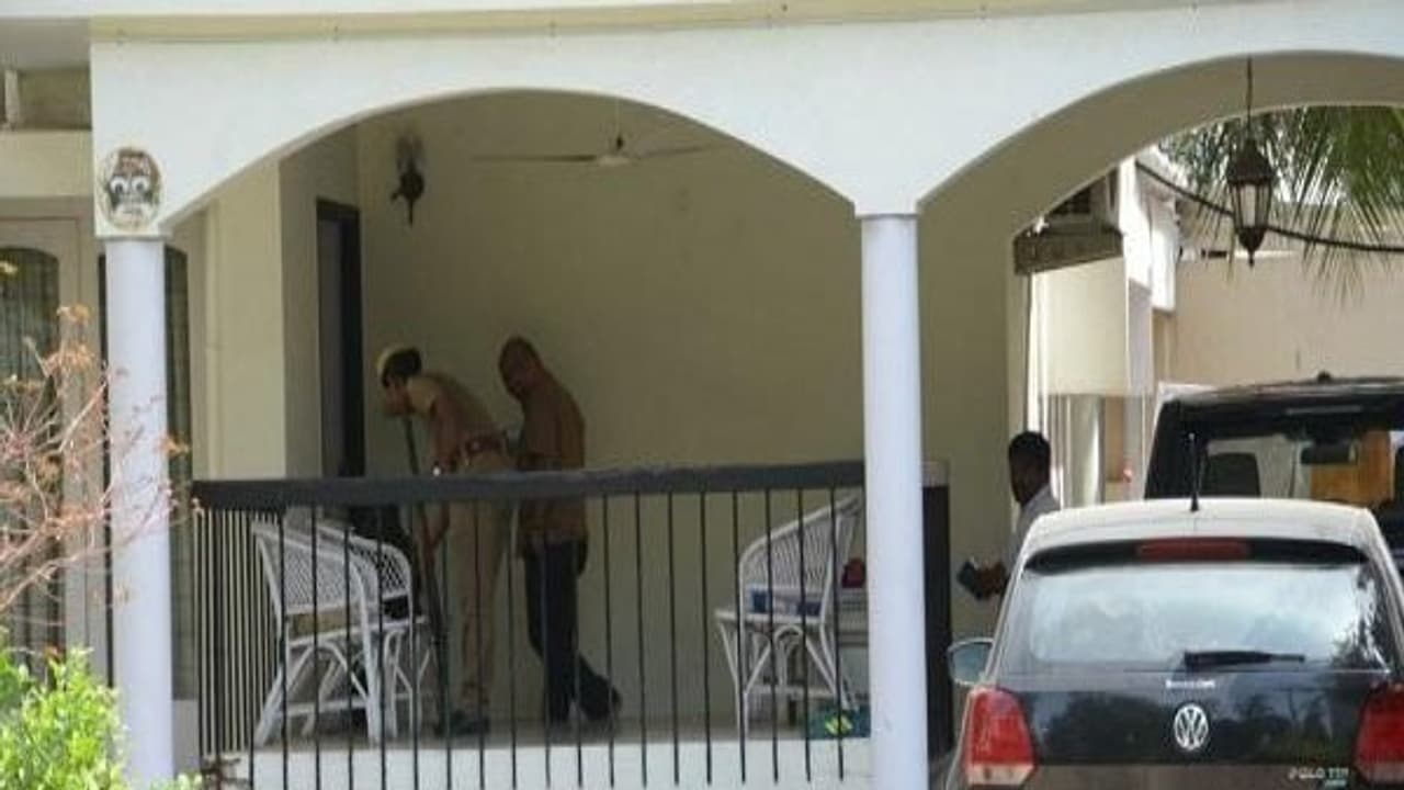 ஆபீசர்களை விசாரிக்க ஆபீஸ் ரூம் ரெடியா? அடுத்த வேட்டையை ஆரம்பித்த ஐடி... ஆறப்போடாமல் அடிக்கும் ரணகளம்... ஆபீசர்களை விசாரிக்க ஆபீஸ் ரூம் ரெடியா? அடுத்த வேட்டையை ஆரம்பித்த ஐடி... ஆறப்போடாமல் அடிக்கும் ரணகளம்...