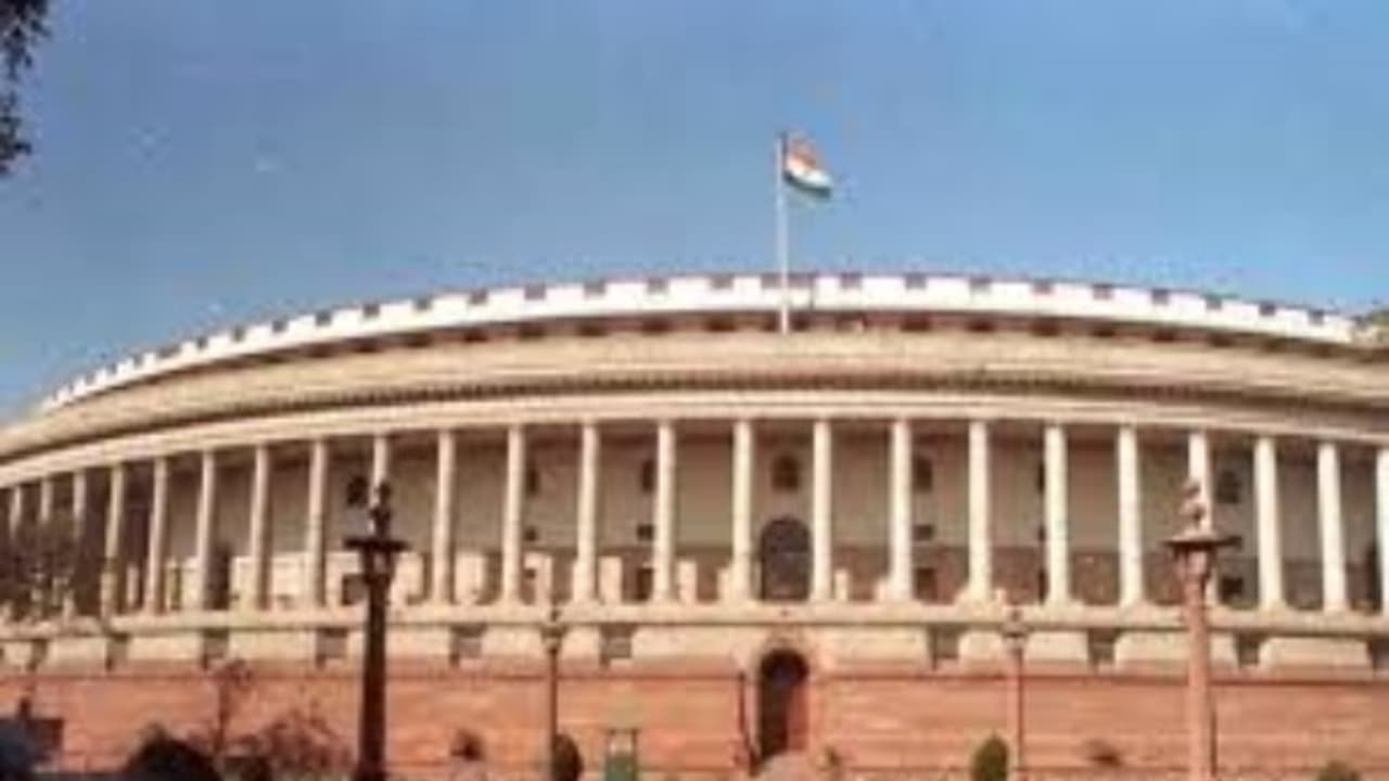 சி.பி.எஸ்.இ.பள்ளிகளில் புத்தகங்கள், ஸ்டேஷனரிபொருட்கள் விற்கலாம் மத்திய அரசு திடீர் அனுமதி சி.பி.எஸ்.இ.பள்ளிகளில் புத்தகங்கள், ஸ்டேஷனரிபொருட்கள் விற்கலாம் மத்திய அரசு திடீர் அனுமதி