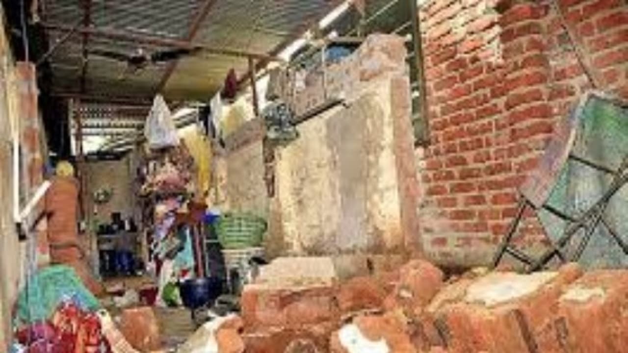 கொட்டித் தீர்க்கும் கனமழையால் இடிந்து விழும் கட்டடங்கள் !! 2 பேர் பலி… தொடரும் சோகம் !!! கொட்டித் தீர்க்கும் கனமழையால் இடிந்து விழும் கட்டடங்கள் !! 2 பேர் பலி… தொடரும் சோகம் !!!