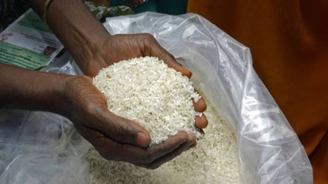 காரில் கடத்திவரப்பட்ட 500 கிலோ ரேசன் அரிசி சிக்கியது; பறக்கும்படை அதிகாரிகள் அதிரடி… காரில் கடத்திவரப்பட்ட 500 கிலோ ரேசன் அரிசி சிக்கியது; பறக்கும்படை அதிகாரிகள் அதிரடி…