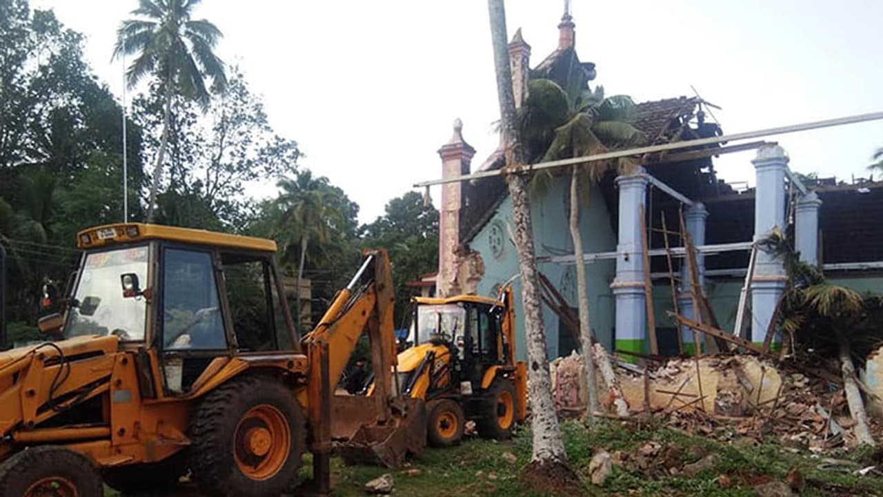 നൂറ്റാണ്ട് പഴക്കമുള്ള പള്ളി പൊളിച്ച് നെയ്യാറ്റിന്കര രൂപത; പ്രതിഷേധവുമായി ഒരു വിഭാഗം ഇടവകക്കാര് നൂറ്റാണ്ട് പഴക്കമുള്ള പള്ളി പൊളിച്ച് നെയ്യാറ്റിന്കര രൂപത; പ്രതിഷേധവുമായി ഒരു വിഭാഗം ഇടവകക്കാര്