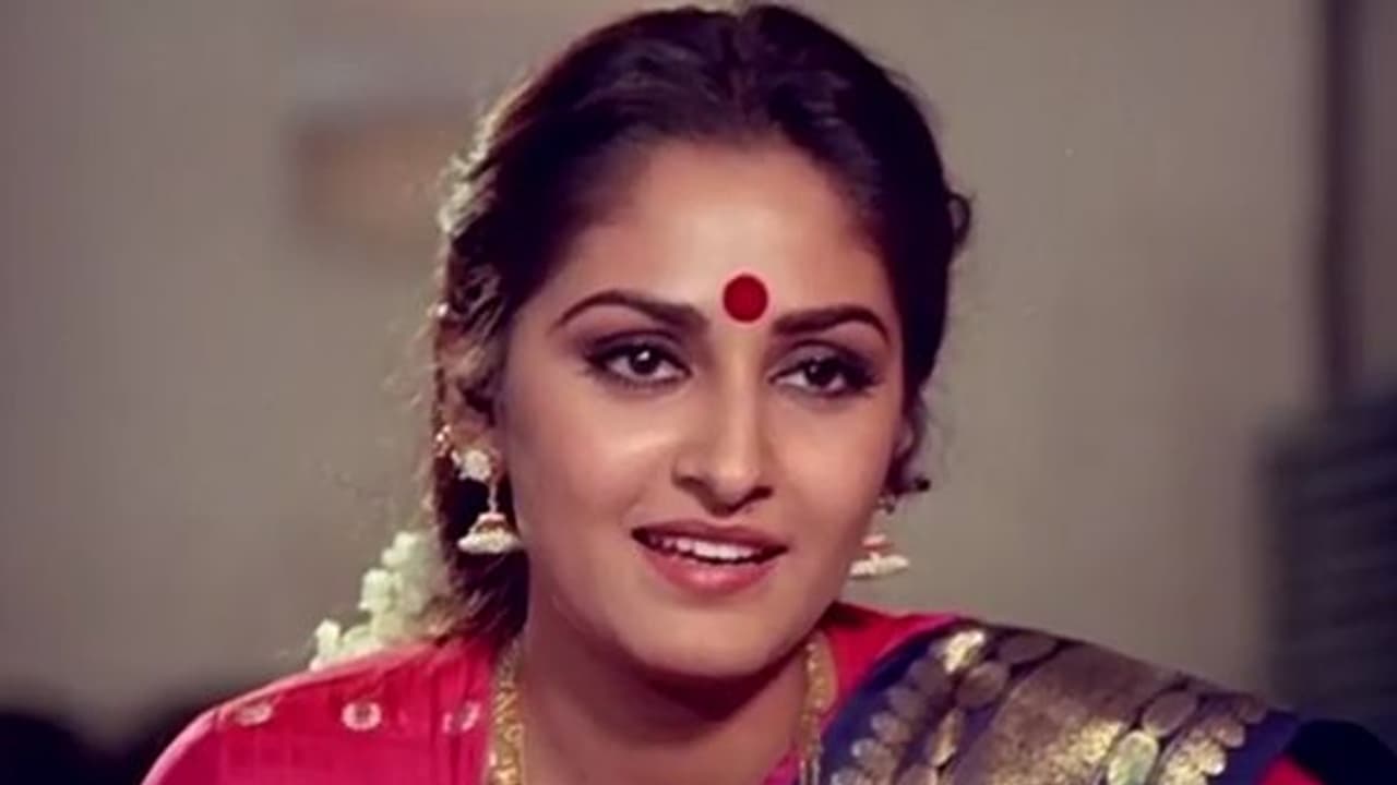 బీజేపీలోకి జయప్రద.. ప్రత్యర్థి అజమ్ ఖాన్ పై పోటీకి సై బీజేపీలోకి జయప్రద.. ప్రత్యర్థి అజమ్ ఖాన్ పై పోటీకి సై