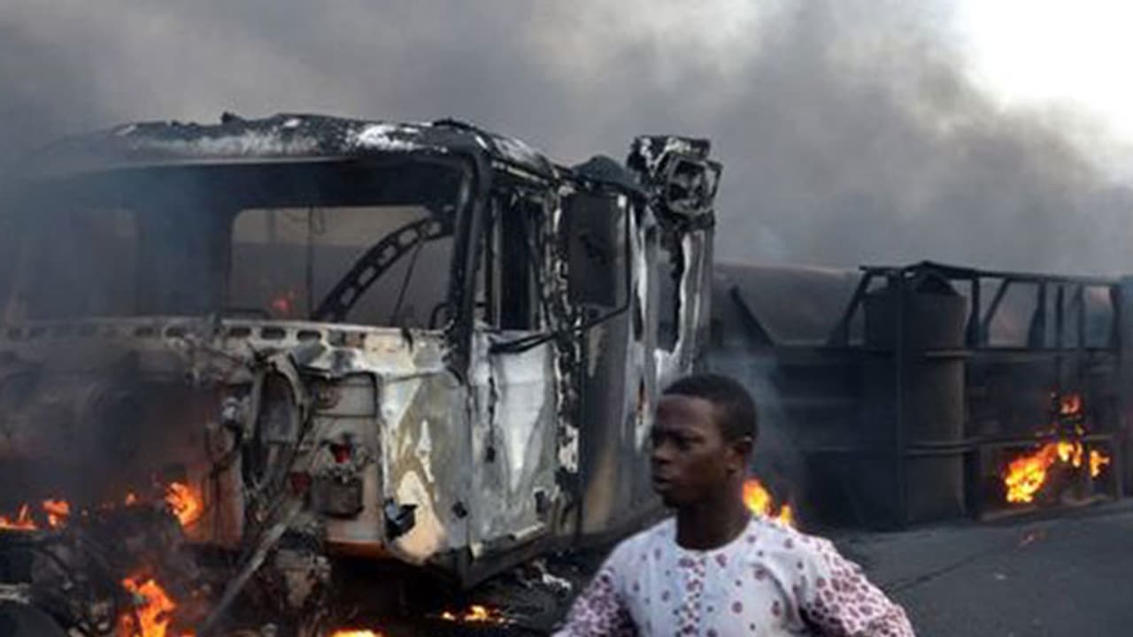നൈജീരിയയിൽ എണ്ണ ടാങ്കർ പൊട്ടിത്തെറിച്ച് ഒമ്പത് മരണം നൈജീരിയയിൽ എണ്ണ ടാങ്കർ പൊട്ടിത്തെറിച്ച് ഒമ്പത് മരണം