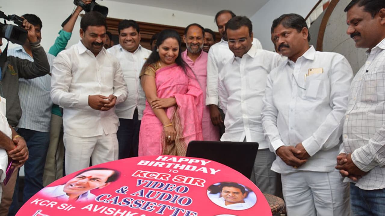 కేసిఆర్ బర్త్ డే వీడియో సాంగ్ ఆల్బమ్ ఆవిష్కరించిన కవిత కేసిఆర్ బర్త్ డే వీడియో సాంగ్ ఆల్బమ్ ఆవిష్కరించిన కవిత