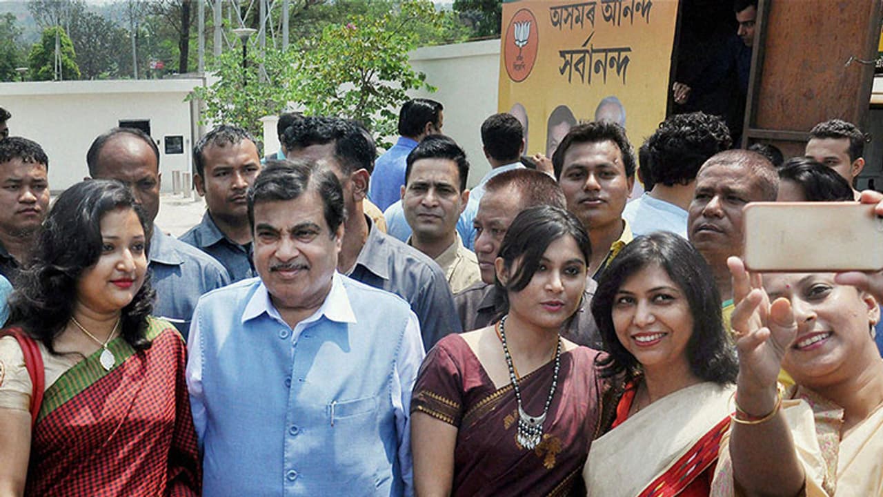 Gadkari gives Maharashtra Rs 20,000 crore to build roads Gadkari gives Maharashtra Rs 20,000 crore to build roads