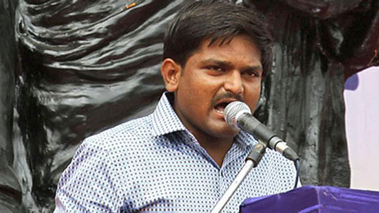 വോട്ടിംഗ് മെഷീനുകളുമായി പോയ ട്രക്ക് അപകടത്തില്പ്പെട്ടു; അസ്വാഭാവികമെന്ന് ഹര്ദ്ദിക് പട്ടേല് വോട്ടിംഗ് മെഷീനുകളുമായി പോയ ട്രക്ക് അപകടത്തില്പ്പെട്ടു; അസ്വാഭാവികമെന്ന് ഹര്ദ്ദിക് പട്ടേല്