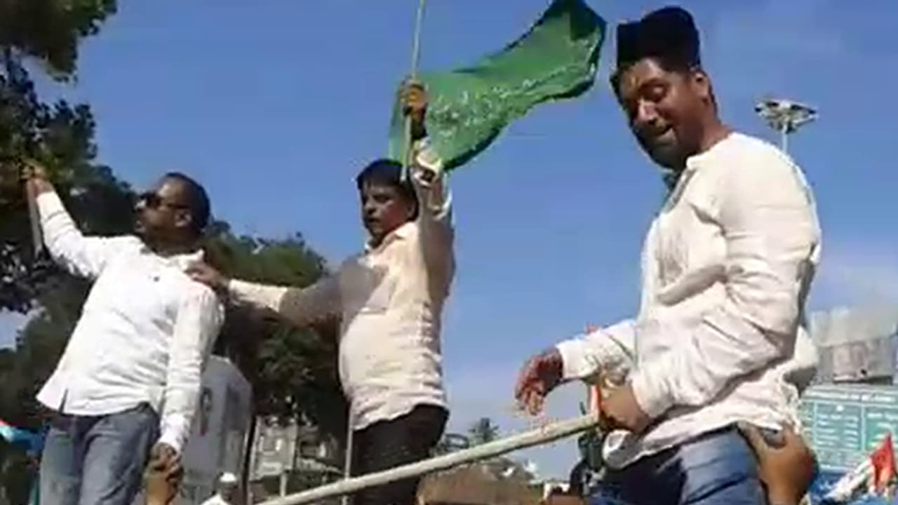 ಬೆಳಗಾವಿ ಈದ್ ಮಿಲಾದ್ ರ್ಯಾಲಿಯಲ್ಲಿ ಪಾಕ್ ಹಾಡು: ಬಿಜೆಪಿ ಮುಖಂಡನ ವಿರುದ್ಧ ಕೇಸ್ ಬೆಳಗಾವಿ ಈದ್ ಮಿಲಾದ್ ರ್ಯಾಲಿಯಲ್ಲಿ ಪಾಕ್ ಹಾಡು: ಬಿಜೆಪಿ ಮುಖಂಡನ ವಿರುದ್ಧ ಕೇಸ್